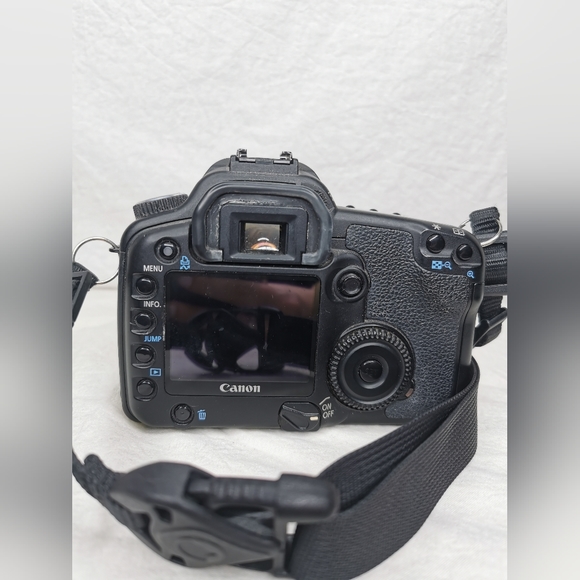 Canon EOS 30D digital SLR camera w/ case & cleaning tool - Picture 4 of 14